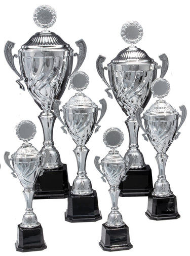 Die Pokale Schwabach 6-er Pokalserie mit Höhen von 360 mm bis 510 mm (Modell PK756730-6-E50) präsentiert sechs silberne Trophäen unterschiedlicher Größe mit schwarzem Sockel. Ihr exklusives Design steht als Symbol für prestigeträchtige Auszeichnung.